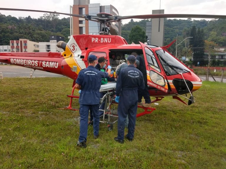 Ciclista de 24 anos é socorrido em estado grave após colisão com carro em Blumenau