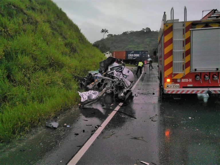 Quatro pessoas morrem e uma fica gravemente ferida em acidente na SC-416, em Itapoá
