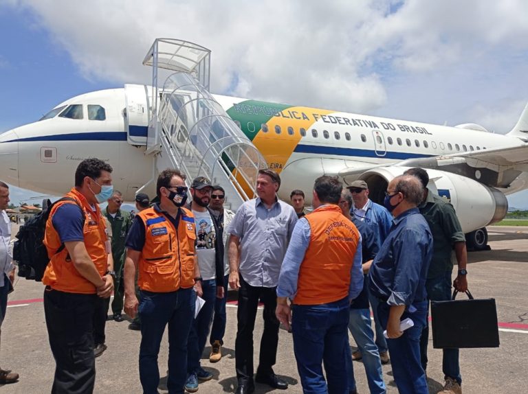 Presidente Jair Bolsonaro sobrevoa áreas atingidas por enxurradas no Alto Vale do Itajaí