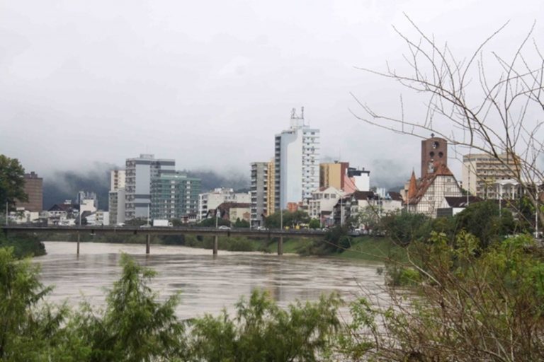 Corpo é encontrado flutuando no rio Itajaí-Açu, em Blumenau