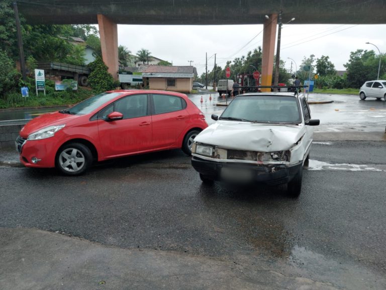 Colisão entre dois veículos deixa mulher ferida na tarde deste sábado (5) em Jaraguá do Sul