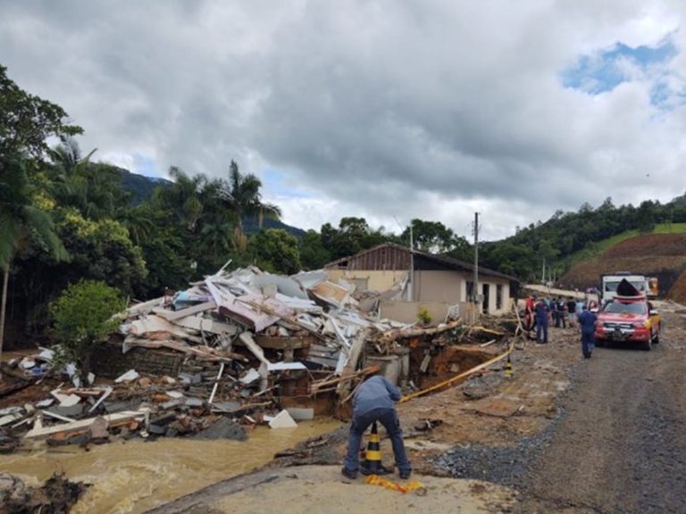 Estado disponibiliza recursos para apoiar produtores rurais atingidos por enxurrada no Alto Vale