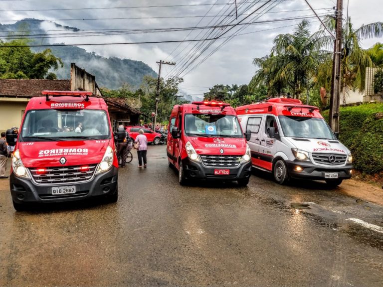 Em situação de emergência, para qual telefone devo ligar?