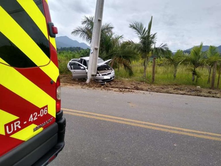 Motorista passa mal e colide carro contra poste em Schroeder
