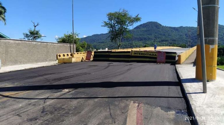Ponte do Trabalhador segue interditada nesta segunda-feira, em Jaraguá
