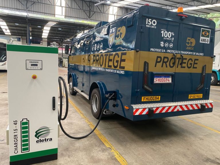 Primeiro carro-forte elétrico do mundo tem motor WEG