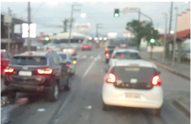 Acidente entre veículos é registrado na Avenida Prefeito Waldemar Grubba