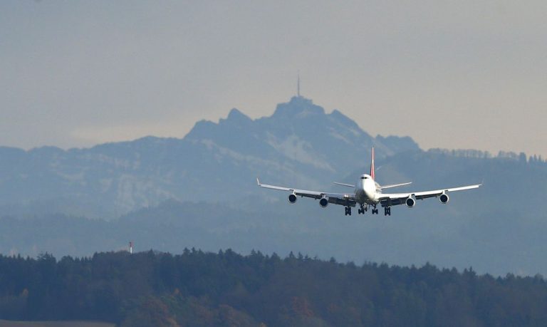 Passageira arranca dentes de aeromoça com socos porque não queria usar máscara