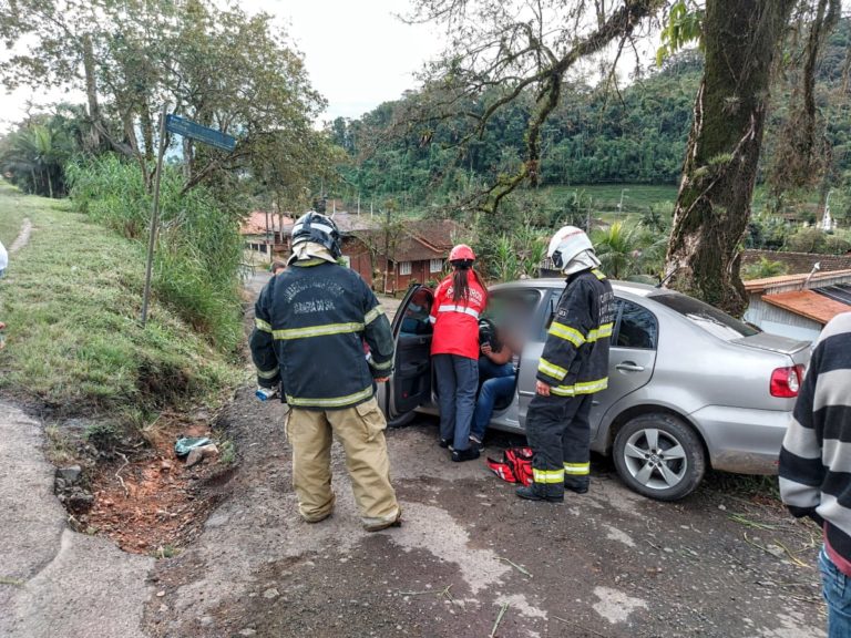 Batida entre dois carros é registrada na BR-280, em Jaraguá do Sul