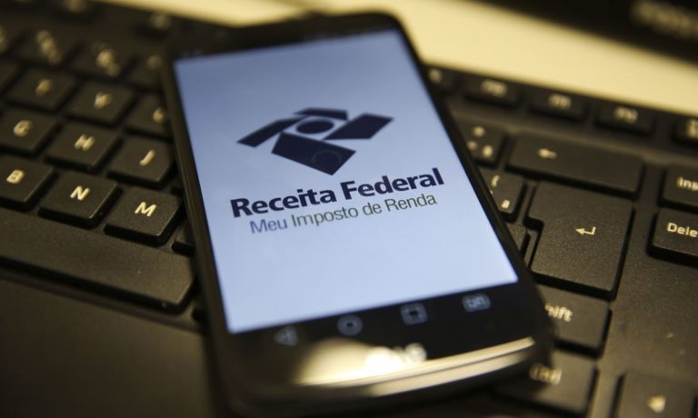 Faixa de isenção do IRPF deve subir para R$ 2,5 mil, diz Guedes