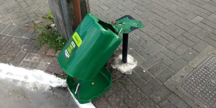 Lixeiras são alvos de vandalismo em Jaraguá do Sul