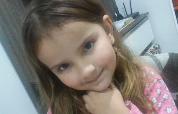 Mãe da criança estrangulada presta depoimento na delegacia