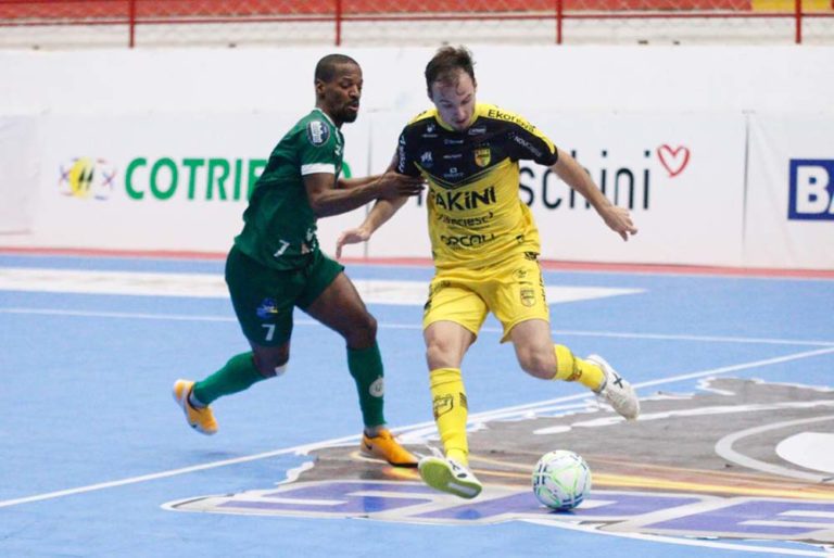 Jaraguá goleia Guarani e está a um passo das quartas na Copa do Brasil de Futsal