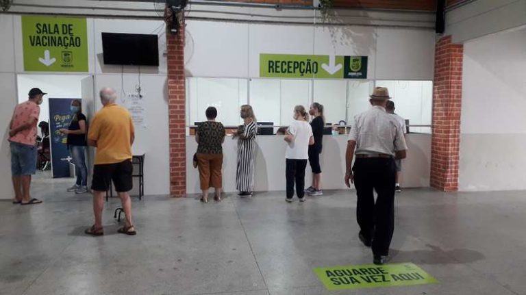Vacinação da primeira dose é suspensa temporariamente, em Jaraguá do Sul