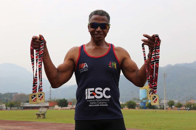 Jaraguaense de 66 anos desafia o tempo e é exemplo de superação no atletismo