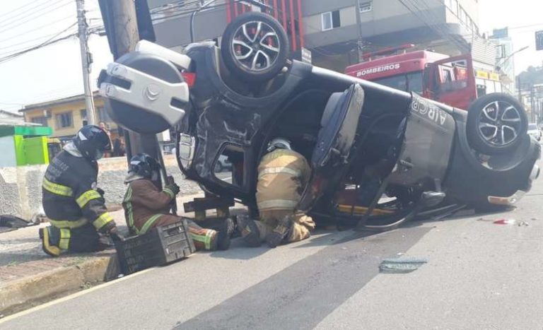 Carro capota após colisão no centro de Jaraguá