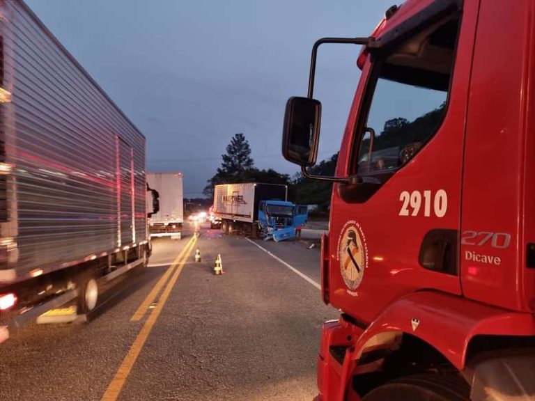 Acidente entre caminhões é registrado em Massaranduba
