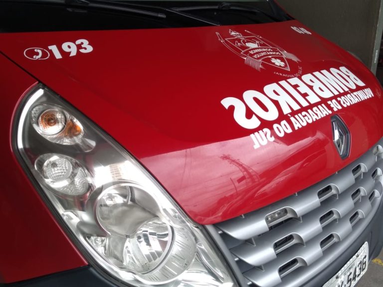 Carro capota na SC-110, em Jaraguá do Sul