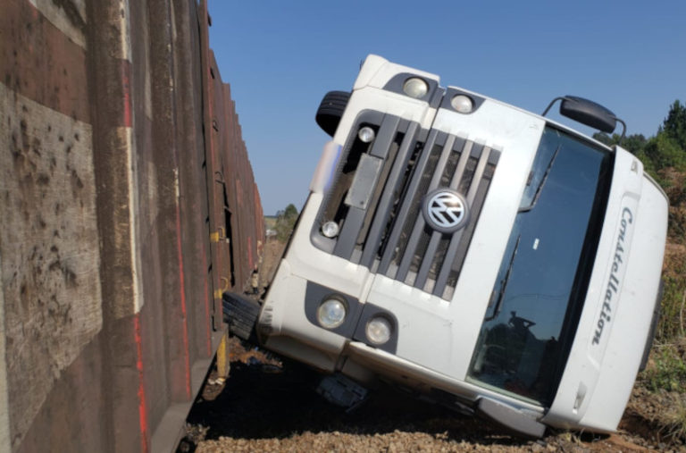 Caminhão e trem colidem na BR-280, no Norte de SC