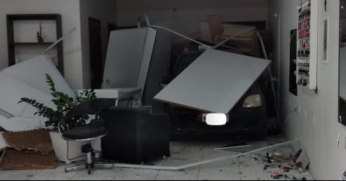 Motorista perde controle da direção e carro invade loja em Schroeder 