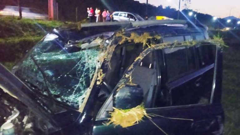 Carro sai da pista e capota em Schroeder