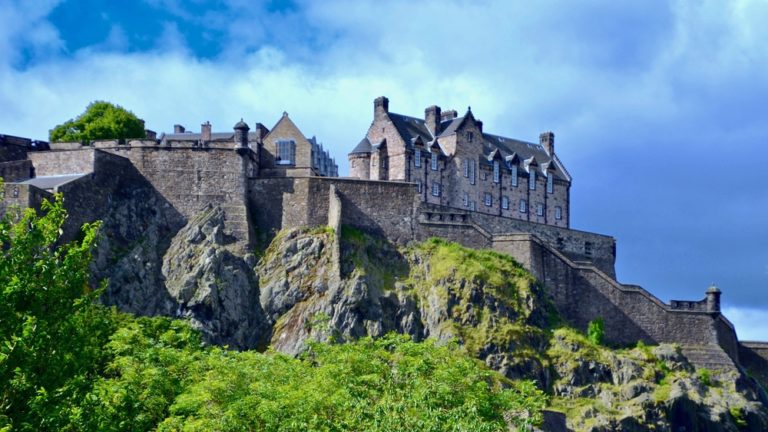 Se você tem um dos sobrenomes desta lista, pode ser herdeiro de um castelo na Europa