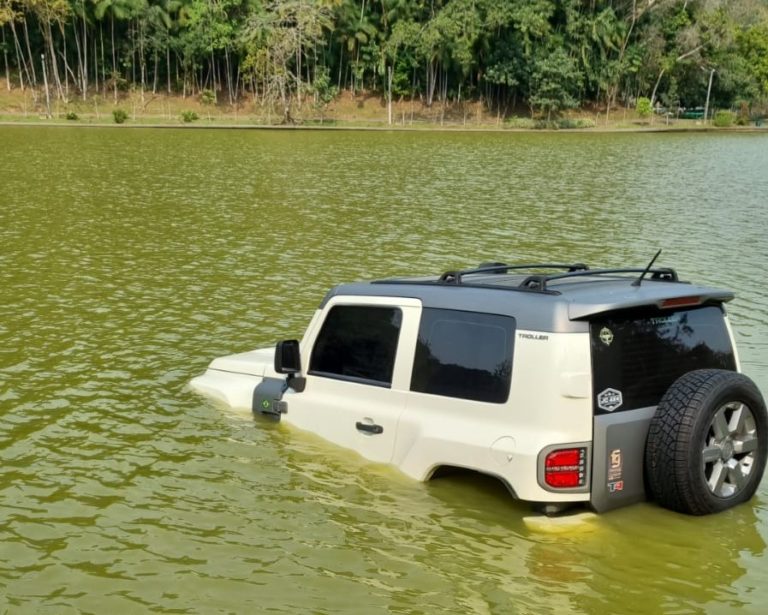 “Fiquei famoso”, brinca o dono do jipe que caiu na lagoa do parque Malwee
