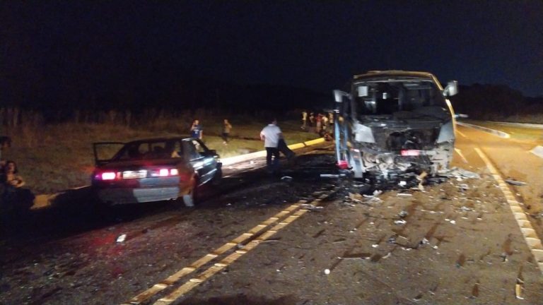 Acidente envolvendo micro-ônibus com time de vôlei deixa três mortos na BR-282 em SC