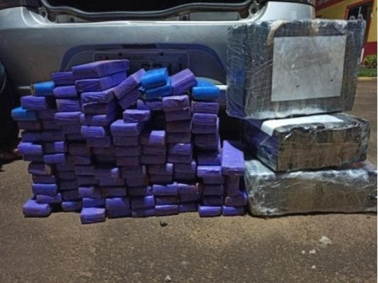 Adolescente é flagrado dirigindo carro com mais de 118 quilos de maconha em SC
