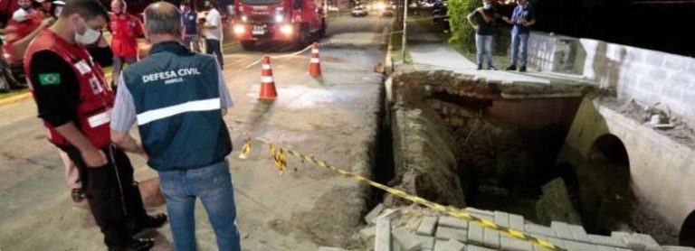 33 pessoas ficaram feridas após calçada ceder em Joinville 