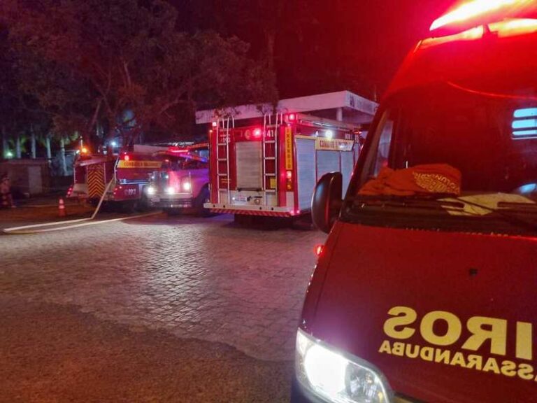 Casa é destruída por incêndio em Massaranduba