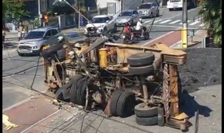 Caminhão tomba após colidir em carros e poste em Jaraguá do Sul