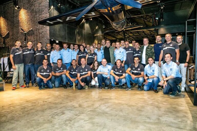 Integrantes da Esquadrilha da Fumaça visitam Espaço Hangar 33, em Jaraguá