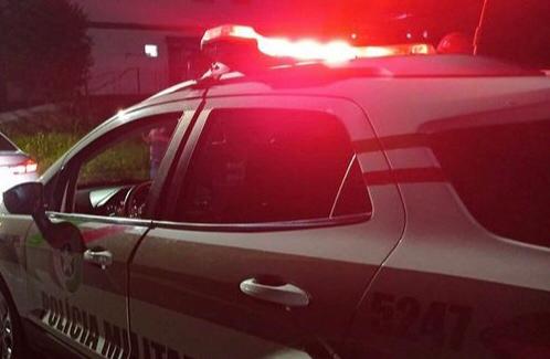 Mulher cospe em policiais em Jaraguá do Sul