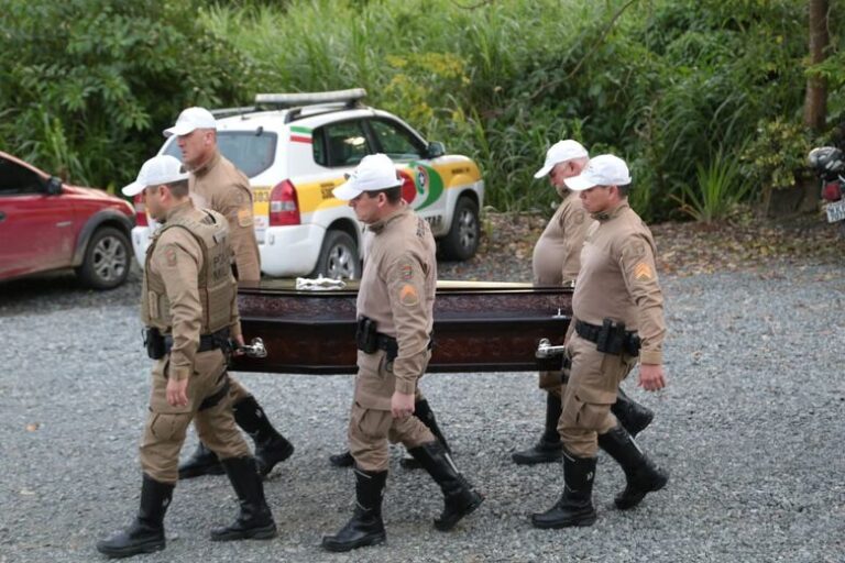 Homenagem e emoção marcam enterro de policial atropelado em Massaranduba