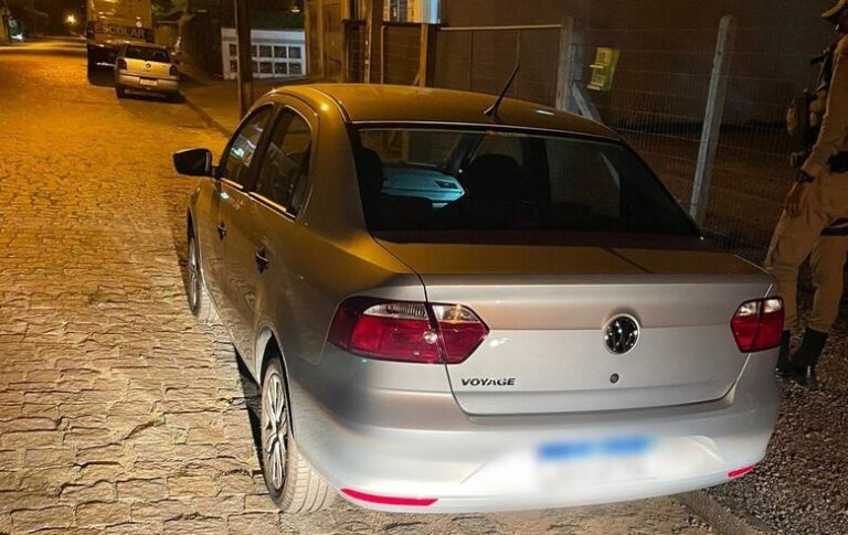 Carro furtado é recuperado pela PM em Massaranduba