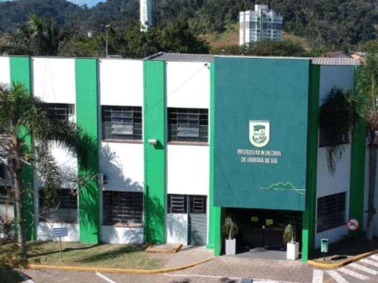 Servidores municipais de Jaraguá recebem salário com reposição de 11,20%