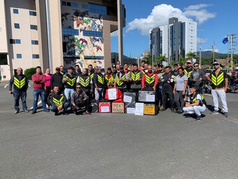Motoboys fazem manifestação contra cobrança do estacionamento rotativo em Jaraguá