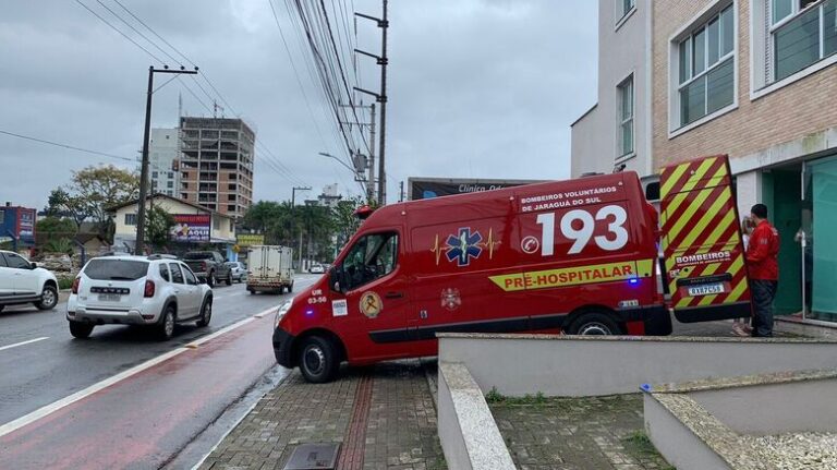 Espelho cai e atinge criança em Jaraguá
