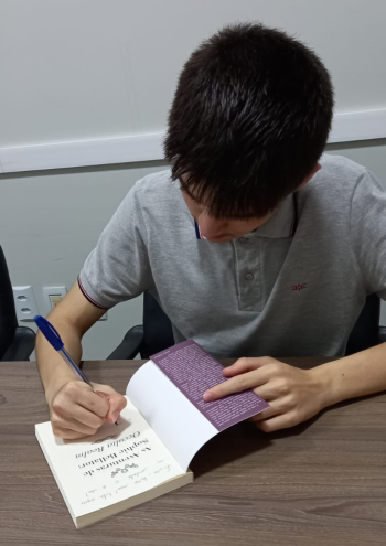 Jovem jaraguaense lança livro na próxima semana