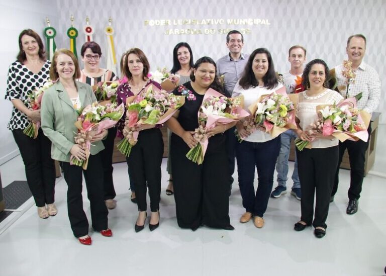 Professores são homenageados pelos vereadores mirins jaraguaenses