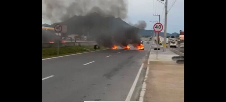 Manifestantes ateiam fogo em pneus e bloqueiam BR-280 em Guaramirim