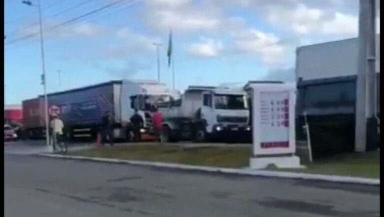 Manifestantes bloqueiam rodovia em Santa Catarina