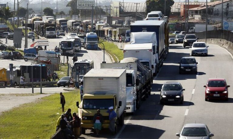 Estradas federais têm 13 interdições e cinco bloqueios, diz PRF