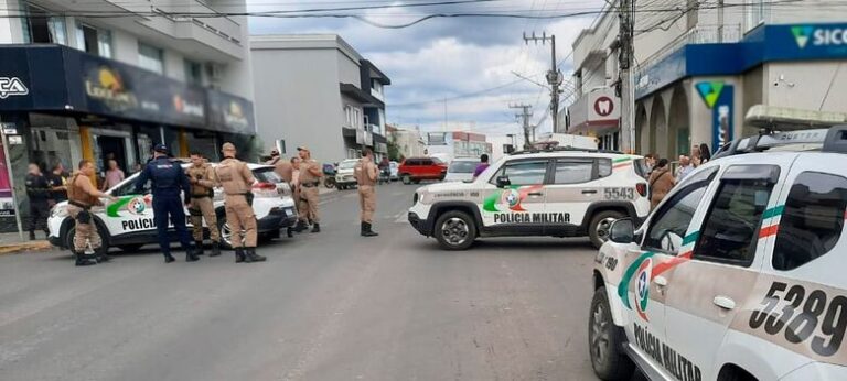 Segurança é baleado e cinco criminosos são presos durante assalto a cooperativa de crédito em SC