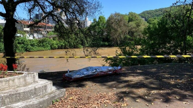 Homem é encontrado morto em rio de Jaraguá