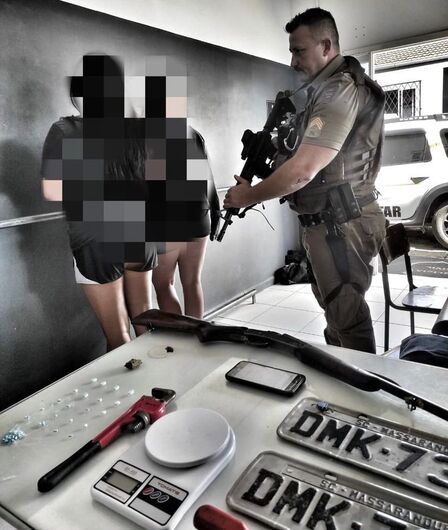 Mulheres são presas por tráfico de drogas e arma é apreendida em Jaraguá