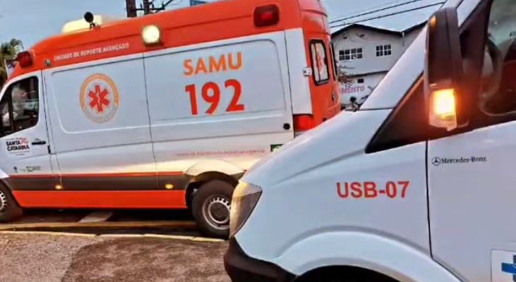 Motociclista fica gravemente ferido após bater em poste em Jaraguá