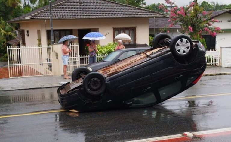Carro capota após bater em veículo estacionado em Jaraguá