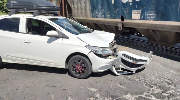 Carro bate no trem em Jaraguá do Sul
